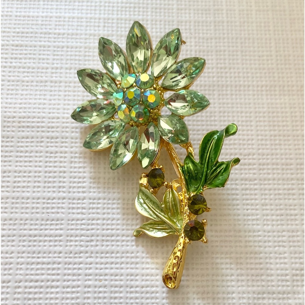 Gold Tone Flower Brooch Pin.